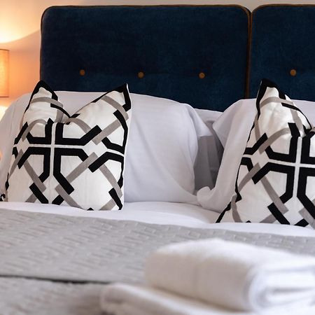 Elegant Apartments In Staines L Free Onsite Parking Luaran gambar