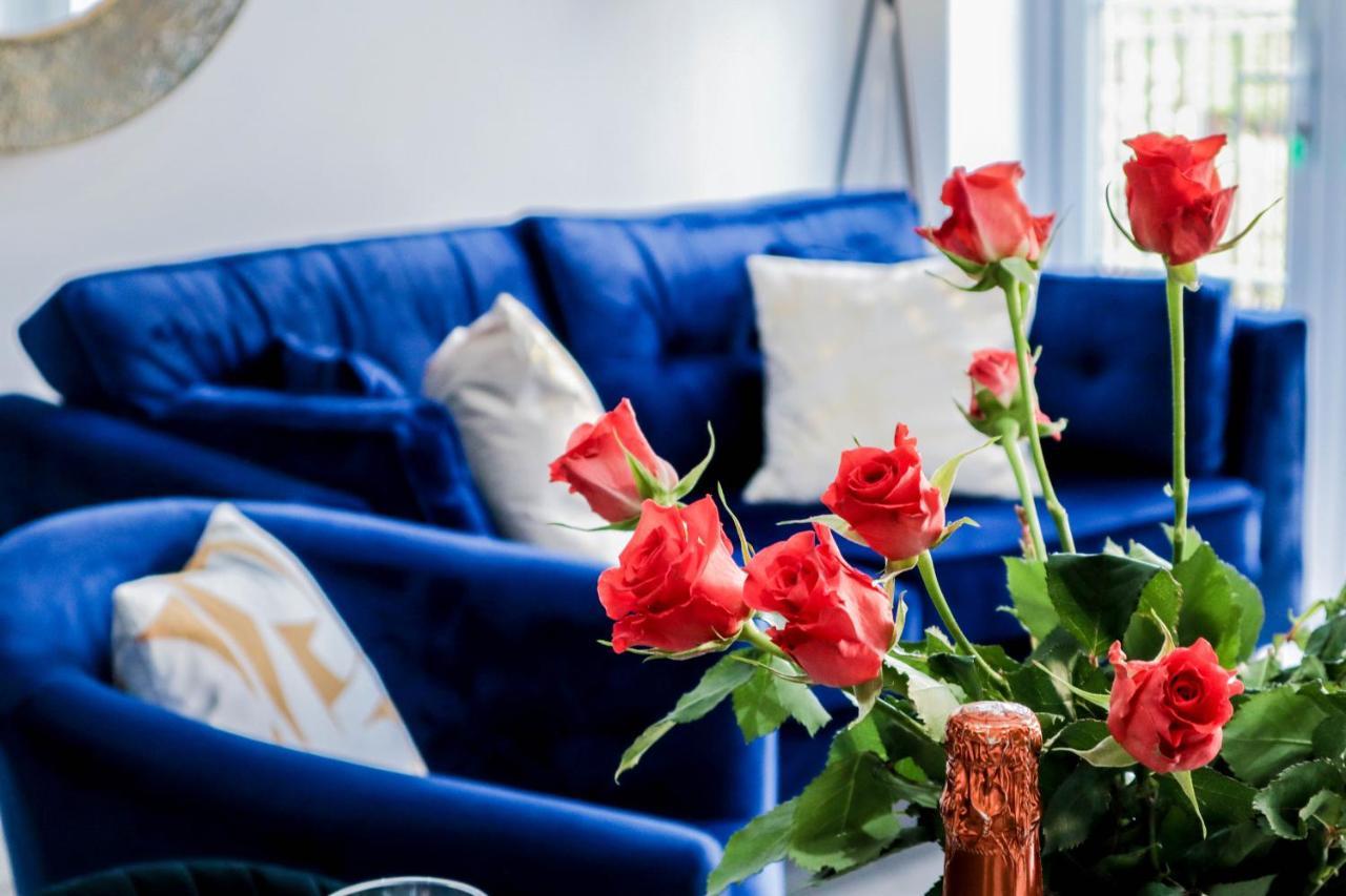 Elegant Apartments In Staines L Free Onsite Parking Luaran gambar