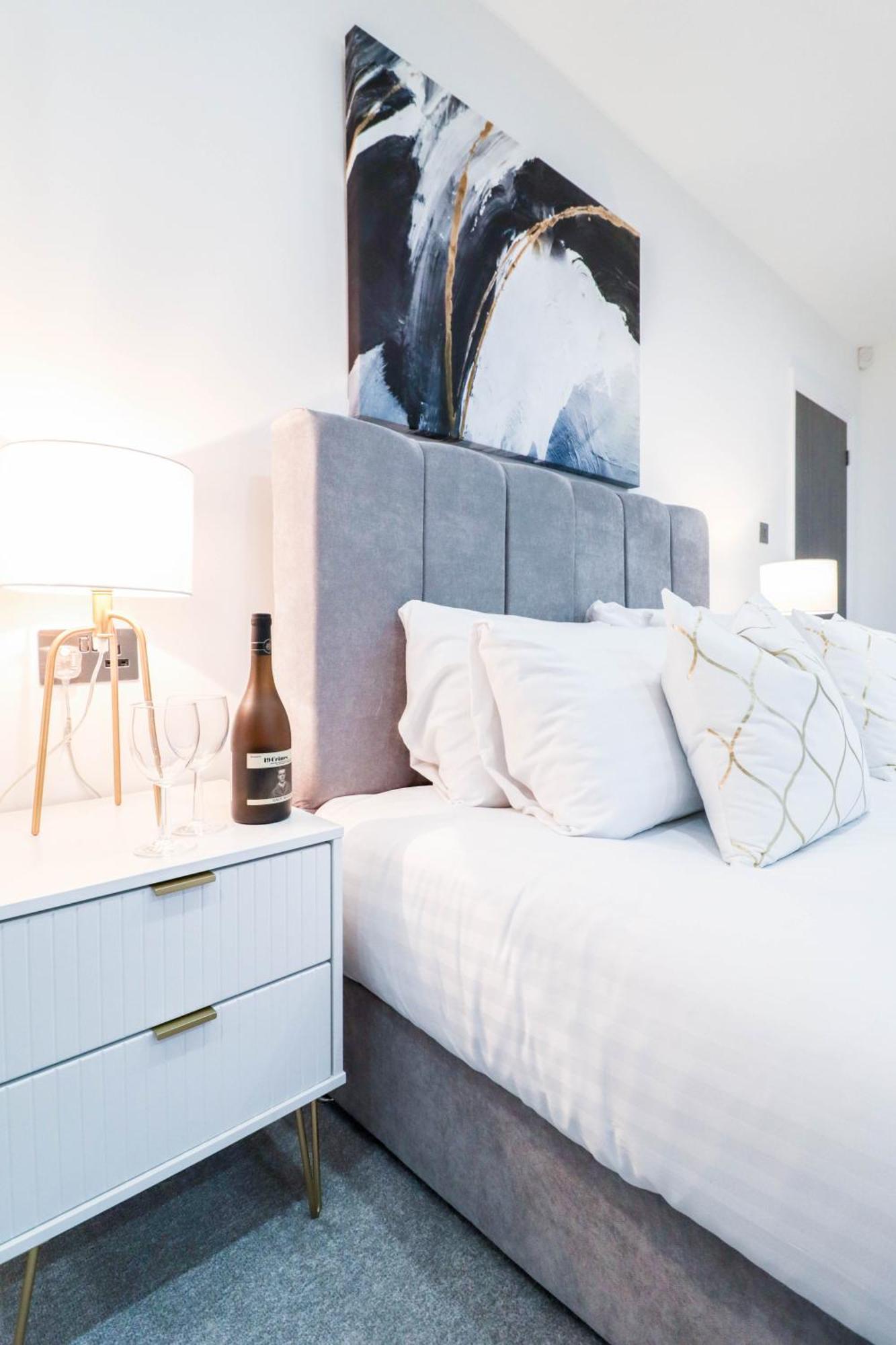 Elegant Apartments In Staines L Free Onsite Parking Luaran gambar
