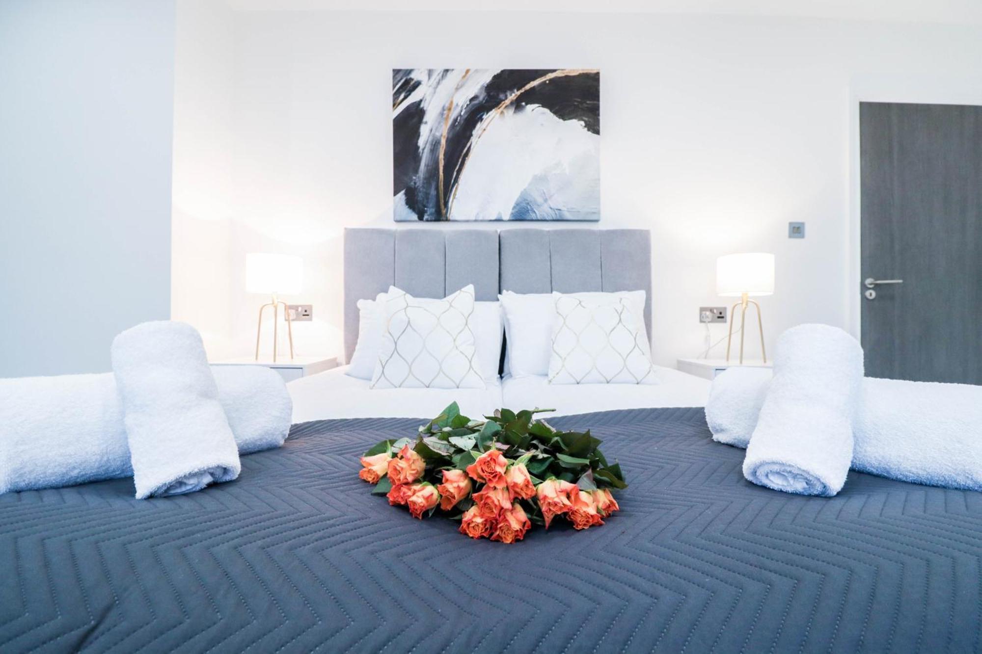 Elegant Apartments In Staines L Free Onsite Parking Luaran gambar