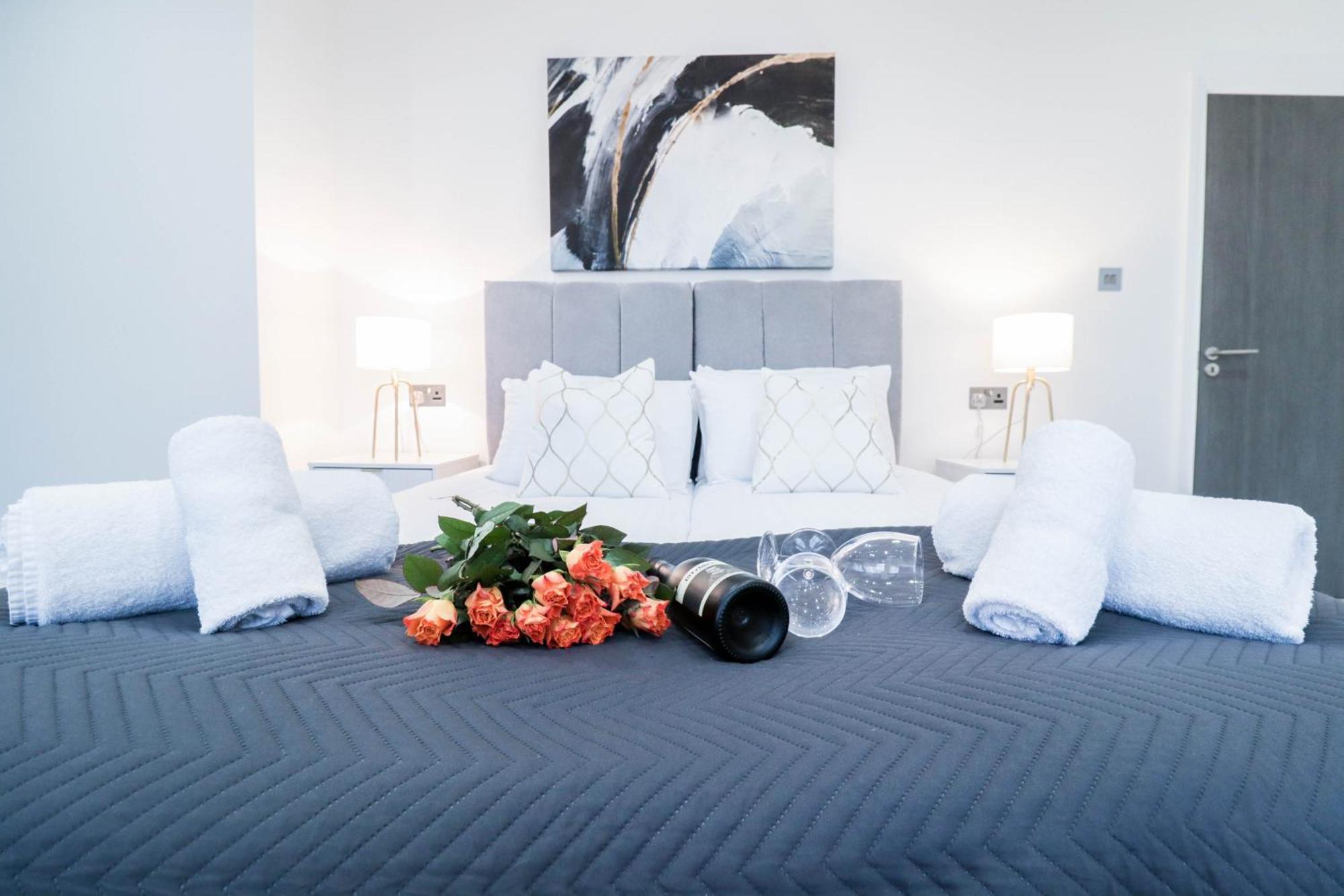 Elegant Apartments In Staines L Free Onsite Parking Luaran gambar