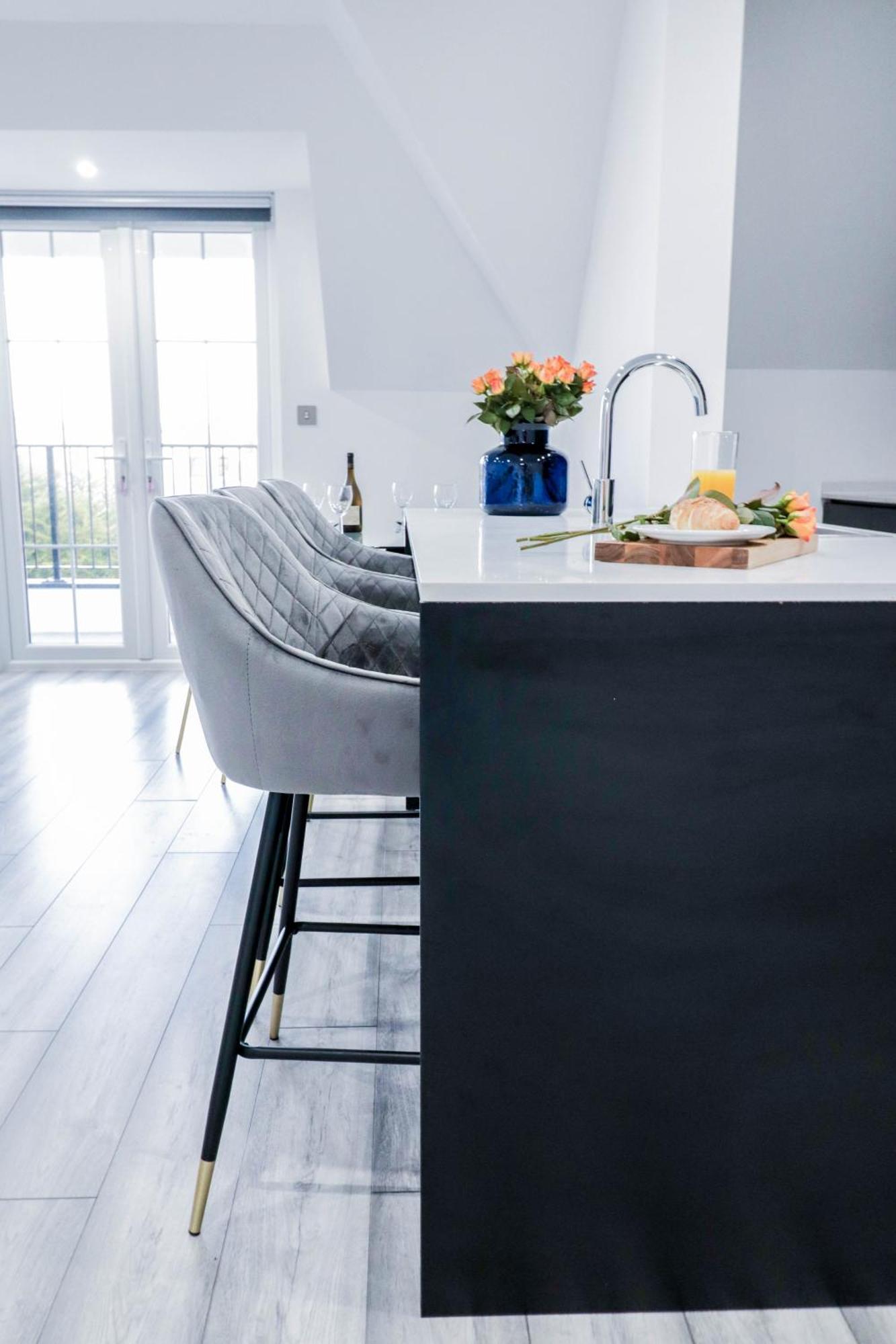 Elegant Apartments In Staines L Free Onsite Parking Luaran gambar