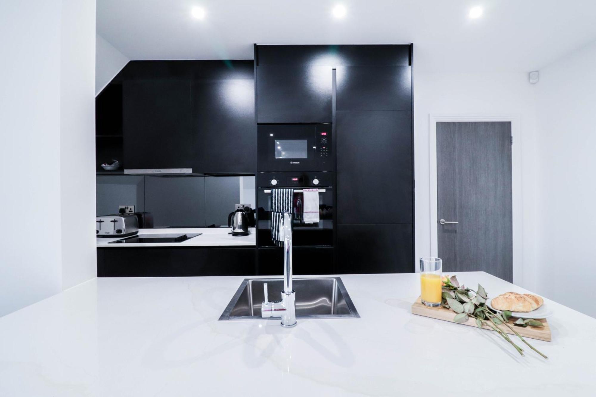 Elegant Apartments In Staines L Free Onsite Parking Luaran gambar
